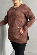 סווטשירט במידות גדולות שרוול ארוך צווארון עגול עם כיס קדמי עם הדפס 106-79