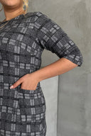 שמלה קצרה במידות גדולות שרוול 3/4 צווארון עגול דוגמת משבצות שתי כיסים קדמיים 301507