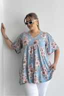 חולצה במידות גדולות צווארון V שרוול קצר גזרה מתרחבת עם הדפס 101-44