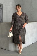 שמלה במידות גדולות צווארון V שסעים בצדדים עם הדפס שרוול 3/4 מידי MSD-25123