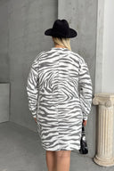 שמלה במידות גדולות שרוול ארוך צווארון עגול דוגמת זברה מיני 84-194