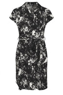 שמלה במידות גדולות דוגמת אבסטרקט עם כפתורים חגורה במותן מידי 303330