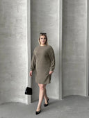 שמלה במידות גדולות שרוול ארוך צווארון עגול גזרה ישרה 106-97