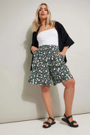 שורט רחב במידות גדולות גומי במותן עם הדפס עם לייקרה עם כיסים 145288