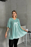 חולצה במידות גדולות צווארון V שרוול קצר מראה מבריק 303379