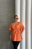 חולצה במידות גדולות שרוול קצר צווארון V קשירה מקדימה 97-40