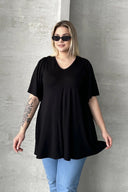 חולצה במידות גדולות, חבילת זוג, עם צווארון V, ללא דוגמה, חיתוך אסימטרי, עם אלסטן 320315x2