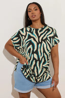 חולצה במידות גדולות עם צווארון עגול שרוולים קצרים והדפס זברה 303918