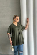 חולצה במידות גדולות צווארון V ללא הדפס גזרה אסימטרית לייקרה MDL-4