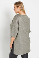 חולצה במידות גדולות עם צווארון עגול שרוולים קצרים שסע צדדי מראה מבריק 303613