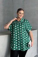 חולצה מכופתרת במידות גדולות עם כפתורים שרוול קצר דוגמת נקודות 303461