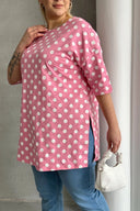 חולצה במידות גדולות שרוול קצר צווארון עגול שסעים בצדדים דוגמת נקודות 98-55