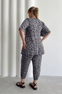 חולצה במידות גדולות צווארון V שרוול קצר גזרה מתרחבת עם הדפס 99-5