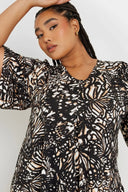 חולצה במידות גדולות צווארון V קפלים בחזית שרוול קצר עם הדפס 303725