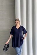 חולצה במידות גדולות צווארון V ללא הדפס גזרה אסימטרית לייקרה MDL-6