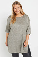 חולצה במידות גדולות עם צווארון עגול שרוולים קצרים שסע צדדי מראה מבריק 303613