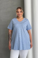 טישירט במידות גדולות שרוול קצר צווארון V שסעים בצדדים 97-46