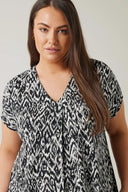 חולצה במידות גדולות צווארון V שרוול קצר קפלים בחזית 615583