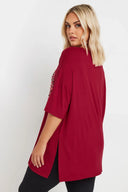 חולצה במידות גדולות עם צווארון עגול חצי שרוול עיטורי פאייטים ושסעים בצדדים 303544