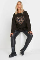 סווטשירט במידות גדולות שרוול ארוך צווארון עגול דוגמת לב מנומר 303752