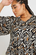 חולצה במידות גדולות צווארון V קפלים בחזית שרוול קצר עם הדפס 303726