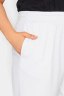 שורט ג׳וגר רחב במידות גדולות עם כיסים גומי במותן 144601