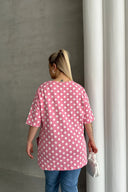 חולצה במידות גדולות שרוול קצר צווארון עגול שסעים בצדדים דוגמת נקודות 98-55