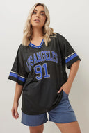 טישירט במידות גדולות צווארון V שרוול קצר עם הדפס רשת 304004