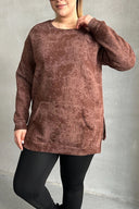 סווטשירט במידות גדולות שרוול ארוך צווארון עגול עם כיס קדמי עם הדפס 106-79