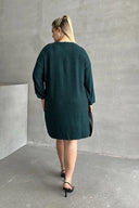 שמלה במידות גדולות שרוול ארוך במרקם רך מעוטרת באבנים 285040