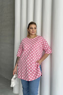 חולצה במידות גדולות שרוול קצר צווארון עגול שסעים בצדדים דוגמת נקודות 98-55