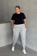 מכנסיים רחבים במידות גדולות גומי במותן גומי בשוליים עם כיסים עם הדפס 88-177