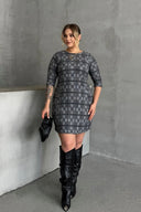 שמלה קצרה במידות גדולות שרוול 3/4 צווארון עגול דוגמת משבצות שתי כיסים קדמיים 301507