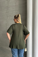 חולצה במידות גדולות צווארון V ללא הדפס גזרה אסימטרית לייקרה MDL-4