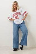 טישירט במידות גדולות צווארון V שרוול קצר עם הדפס רשת 303495