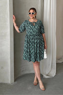שמלה במידות גדולות פרטי קשירה בחזית חצי שרוול עם הדפס מיני 101-8