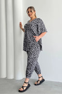 מכנסי שרוואל במידות גדולות גומי במותן גומי בשוליים עם כיסים דוגמת זברה 99-3