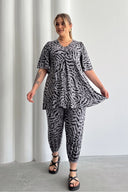 חולצה במידות גדולות צווארון V שרוול קצר גזרה מתרחבת עם הדפס 99-5