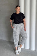 מכנסיים רחבים במידות גדולות גומי במותן גומי בשוליים עם כיסים עם הדפס 88-177