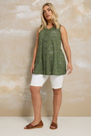 טישירט במידות גדולות עם צווארון V בלי שרוולים ללא בטנה מבד תחרה 304102