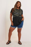 טישירט במידות גדולות שרוול קצר צווארון עגול דוגמת חיות פרטי מטאלי 304149