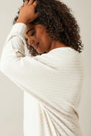 סוודר במידות גדולות שרוול ארוך גומי במותן צווארון עגול בד במרקם 615140