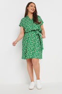 שמלה במידות גדולות צווארון פולו שרוול קצר דוגמת פרחים פרטי כפתורים קשירה במותן מיני 303328