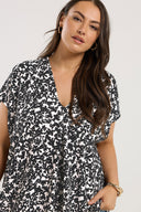 חולצה במידות גדולות צווארון V דוגמת פרחים שרוול קצר 321704