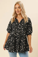 חולצה במידות גדולות צווארון פתוח עם חריץ שרוול קצר מכפלת פרנזים עם הדפס 322571