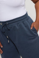 שורט רחב במידות גדולות עם כיסים גומי במותן גזרה נוחה 303206