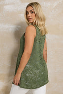 טישירט במידות גדולות עם צווארון V בלי שרוולים ללא בטנה מבד תחרה 304102