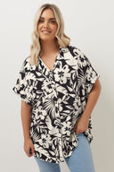 חולצה מכופתרת קצרה במידות גדולות עם דוגמת פרחים  303686