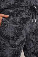 מכנסיים במידות גדולות גזרה צרה&nbsp; עם הדפס גומי במותן עם כיסים 304056