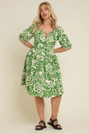 שמלה במידות גדולות עם דוגמת פרחים צווארון מכיווץ מיני 304112